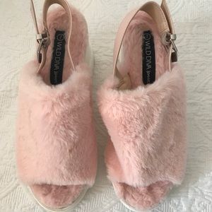 Wedged fur shoe